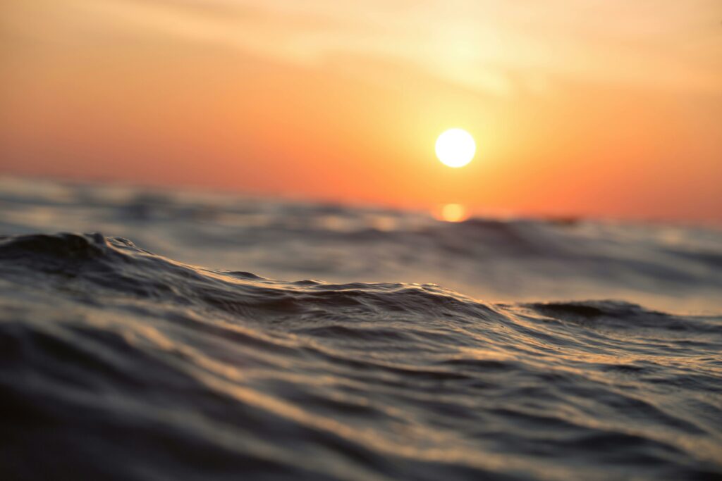 Image actuelle : Captivating ocean waves with a vibrant sunset sky, perfect for tranquil moments.