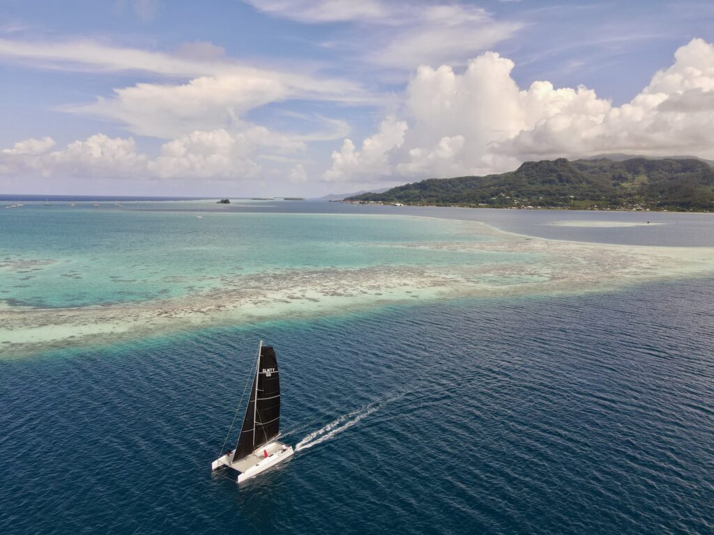 navigation le long du corail taha'a Navigation le long du bleu clair dans le lagon de Taha'a